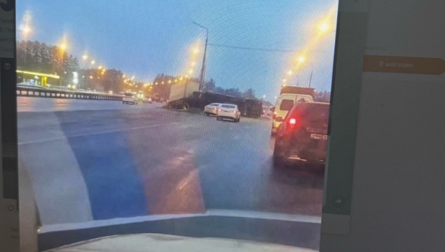 Фура перевернулась на трассе М5 под Пензой