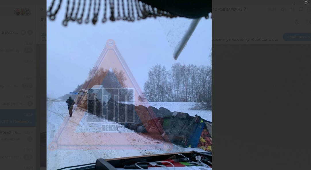 В Каменском районе перевернулись и улетели с дороги несколько фур