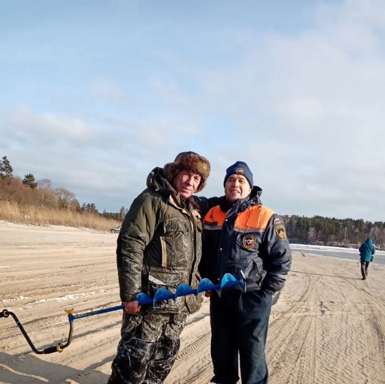 В Пензенской области спасатели сняли рыбака со льдины