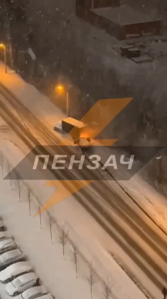 В Пензе на Измайлова машина загорелась после ДТП с грузовиком