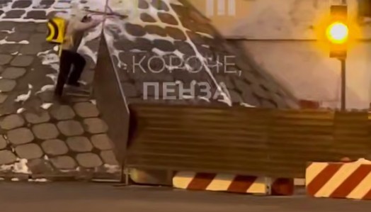 Курьер в Пензе нашёл оригинальный способ преодолеть перекрытый мост на улице Ерик