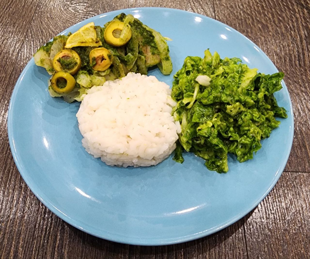 Минтай с зеленью и шпинатом