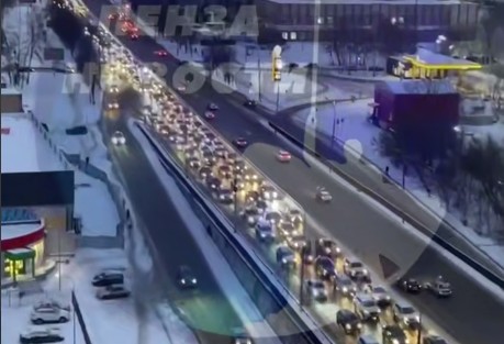 В Пензе на проспекте Победы вновь образовалась километровая пробка