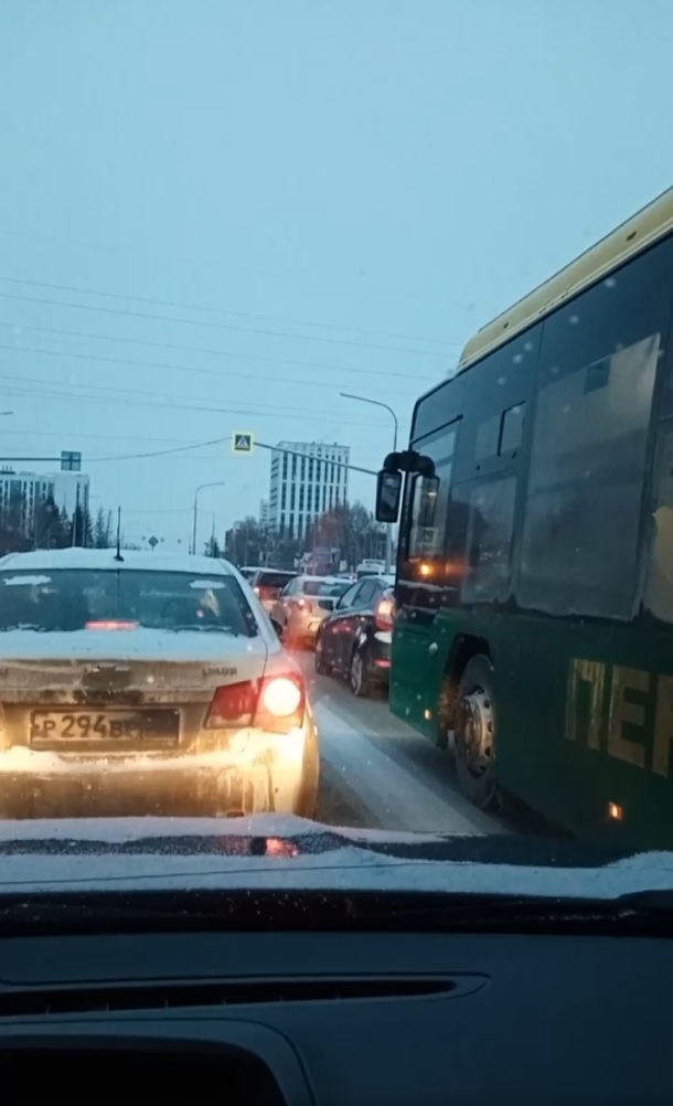 Утром Пензу парализовало из-за массовой аварии на путепроводе