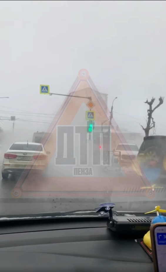 В Пензе из-за прорыва трубы дорогу на Куйбышева заволокло туманом