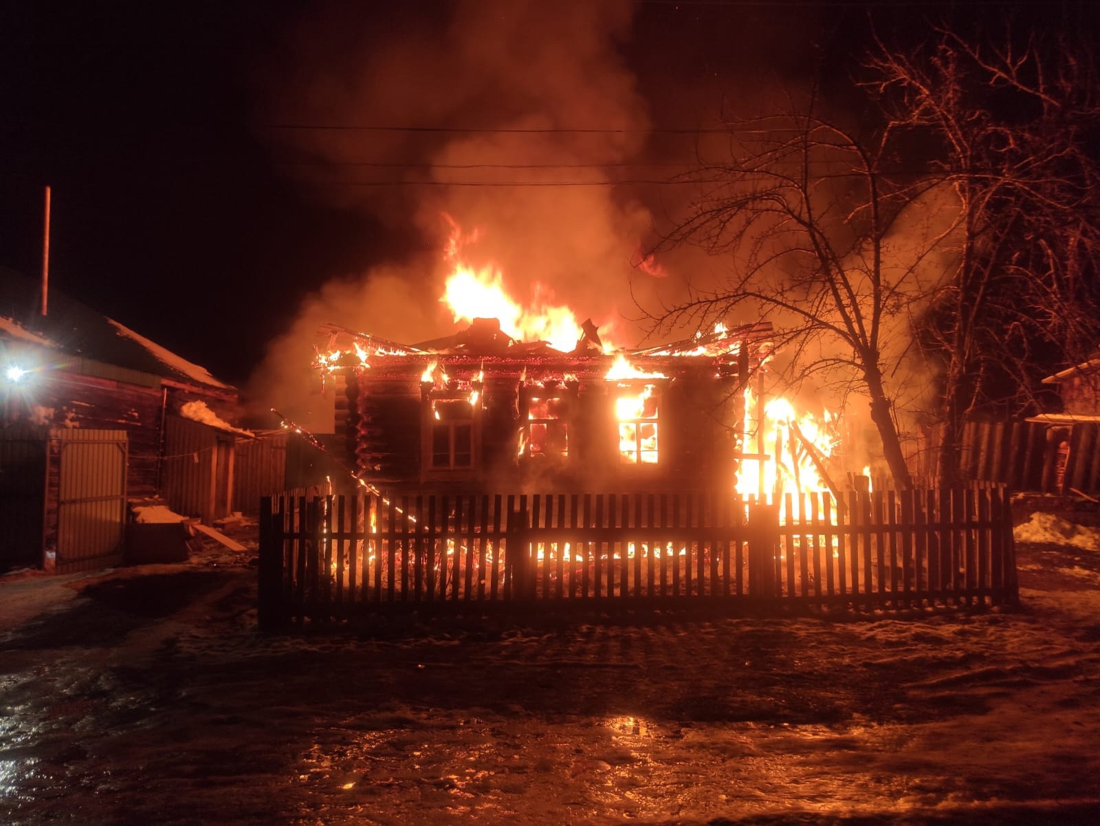 В Никольском районе ночной пожар уничтожил жилой дом