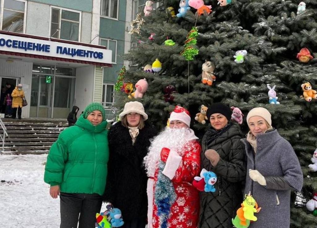 Новогодняя елка зажглась во дворе онкодиспансера в Пензе