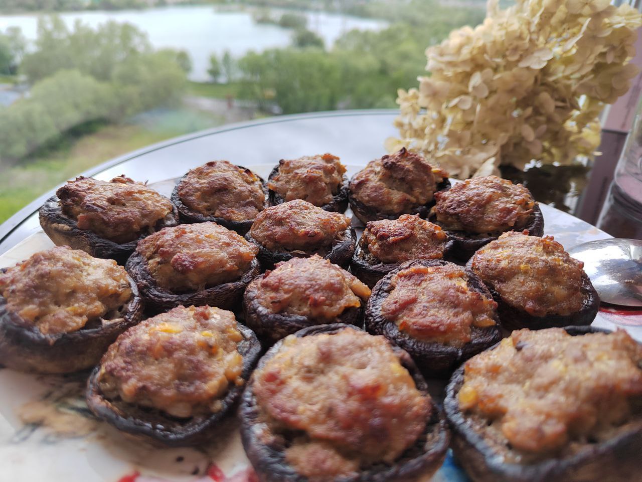 Грибное изобилие: рецепты фаршированных шампиньонов, запеченных в духовке