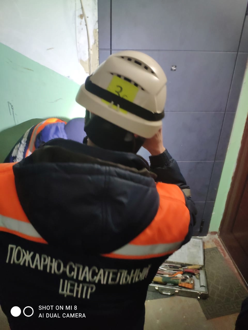 Пензенские спасатели спасли малыша, запершегося в квартире