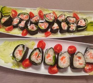 Новогодний фьюжн: роллы с форелью, огурцом и сыром – без риса