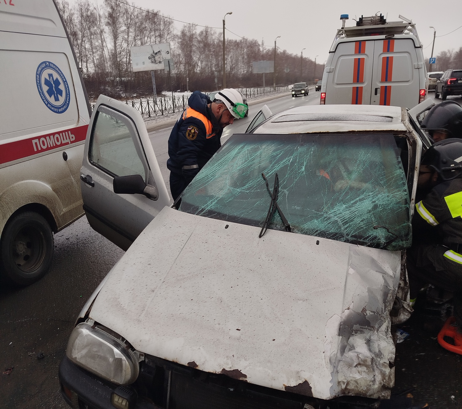 Спасатели помогли освободить водителя, пострадавшего в ДТП под Пензой