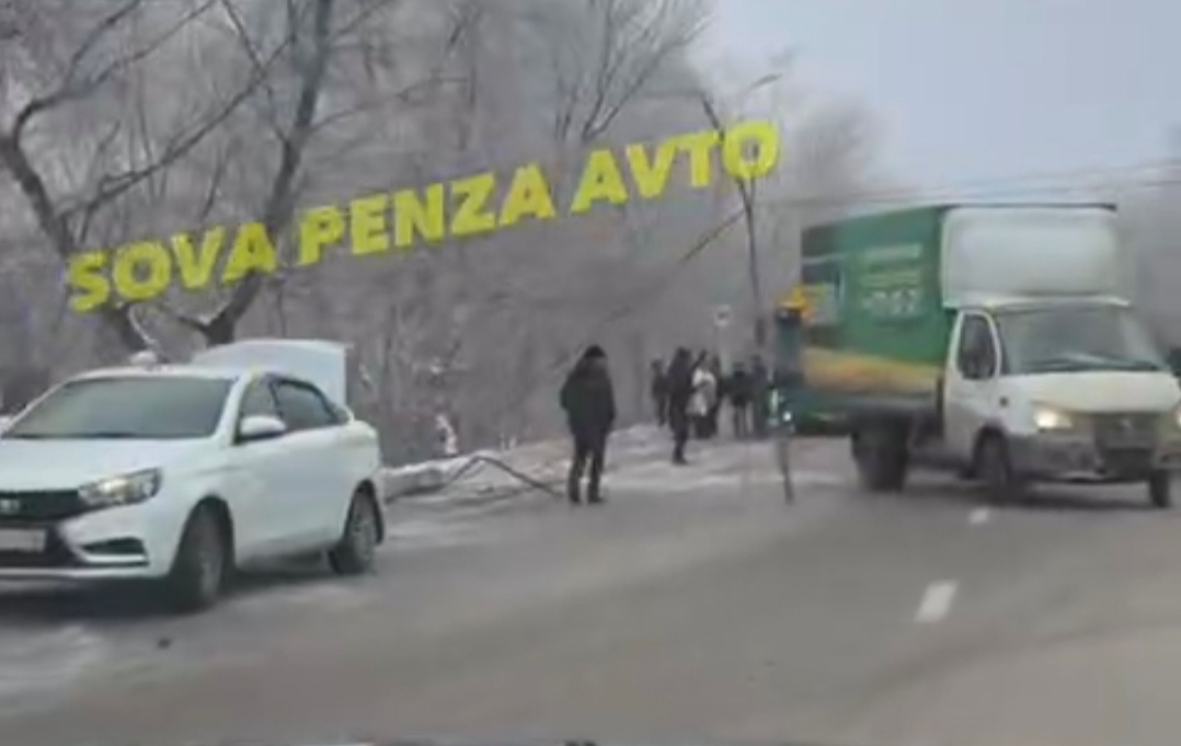 Легковушка сбила столб с проводами и блокировала движение на Измайлова