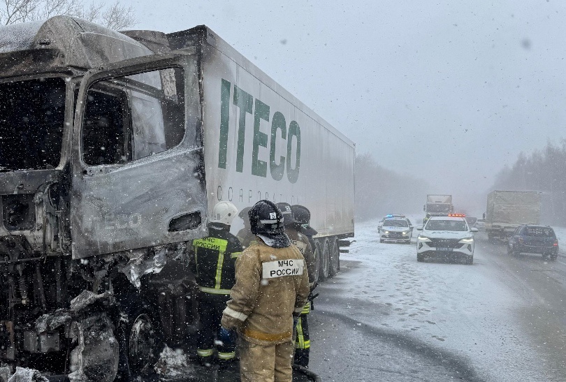 Госавтоинспекторы Кузнецкого района спасли водителя горящей фуры