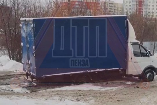 Яма в Пензе на улице Терновского «проглотила» уже 15 машин