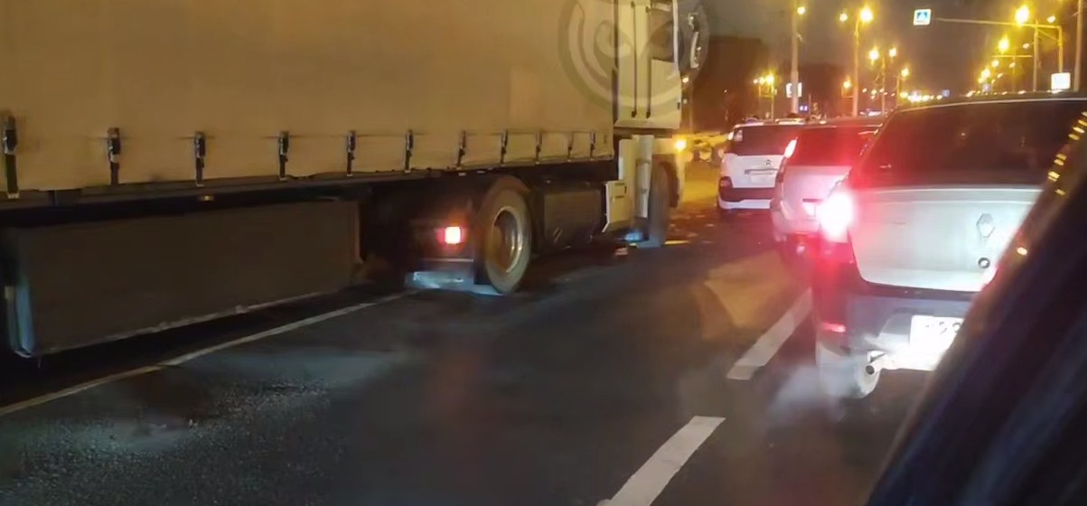 Легковушка и фура столкнулись у памятника Победы в Пензе