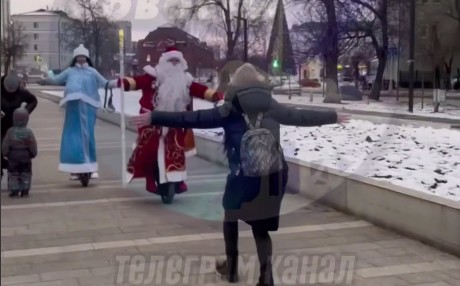 Пензенцев порадовали Дед Мороз и Снегурочка на гироскутерах