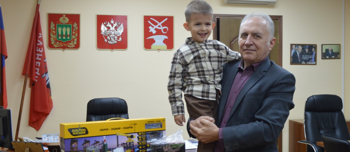 Кузнецкие чиновники исполнили новогодние мечты детей военнослужащих