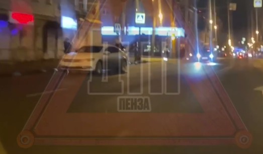 В Пензе на пересечении улиц Суворова и Володарского столкнулись легковушки