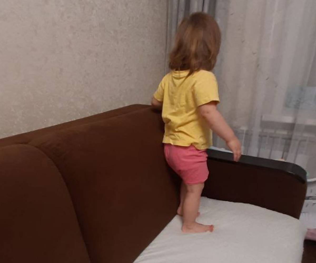 Ребенок в Пензе у себя дома застрял в диване