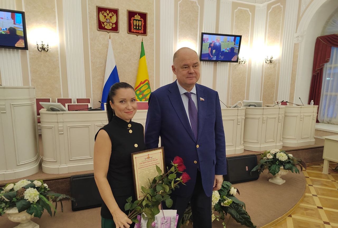 Вадим Супиков наградил «Столицу 58» за освещение работы областного парламента