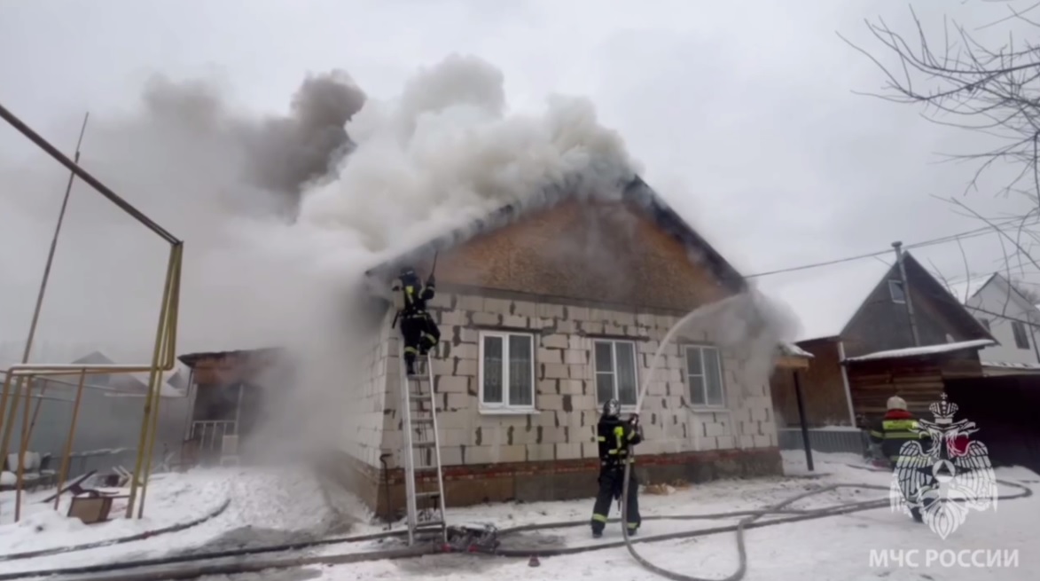 Пожар в Цыганском поселке локализован на площади 400 метров, видео