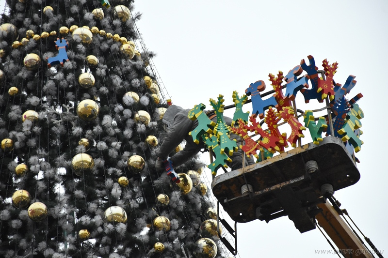 В Пензе елку на площади Ленина украшают абашевской игрушкой