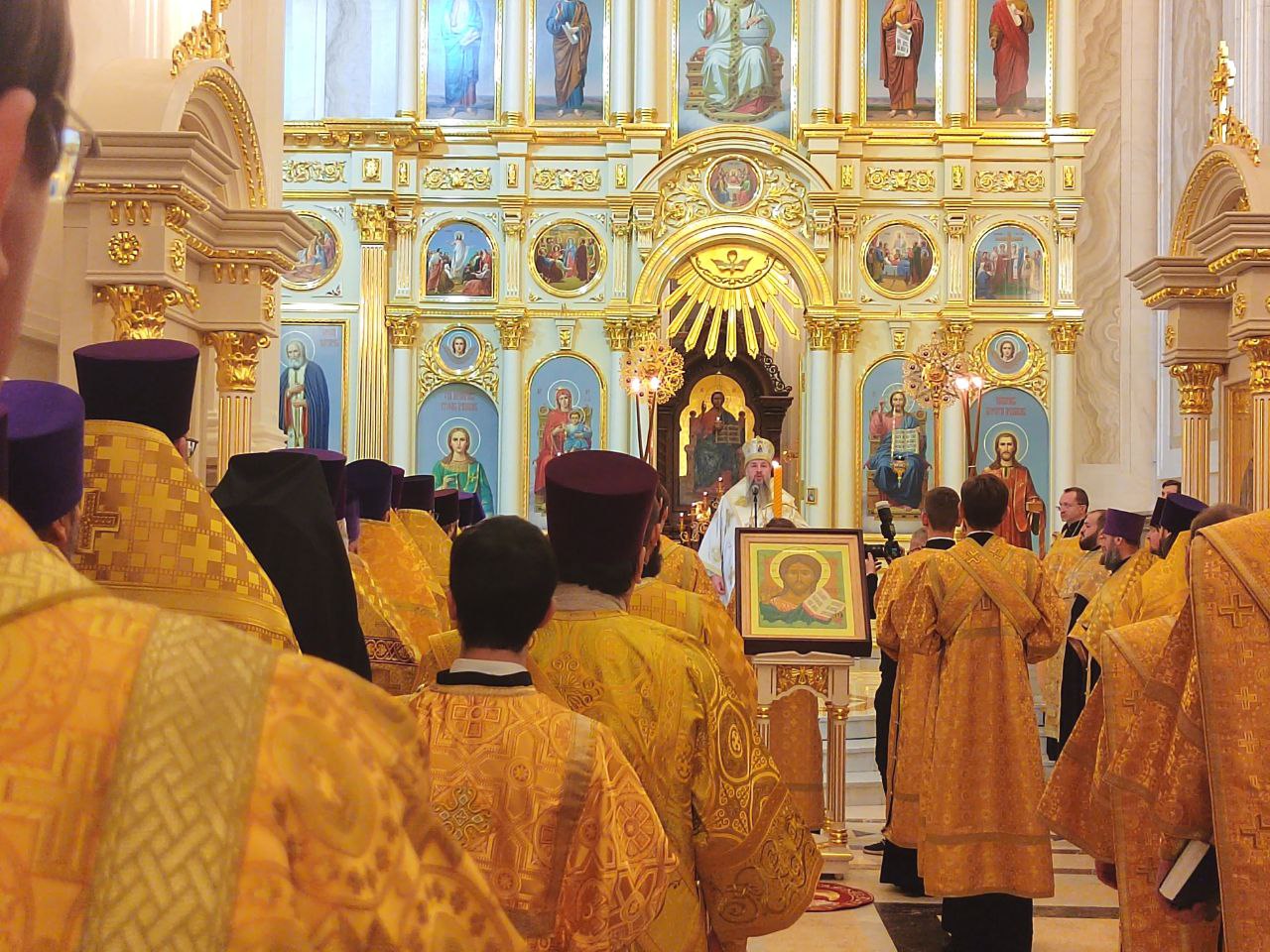 Митрополит Серафим провел новогодний молебен и призвал к молитве о мире