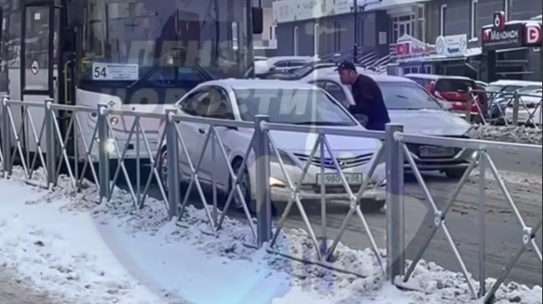Пензенский водитель, подрезавший автобус, получил по уху
