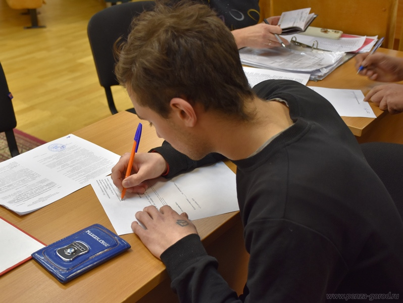 В Пензе детям-сиротам вручили ключи от 61 квартиры