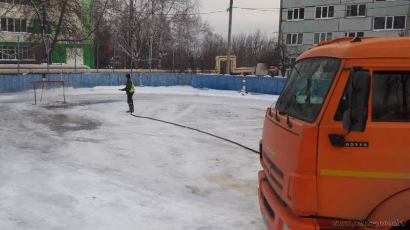 В Пензе начали заливать хоккейные площадки
