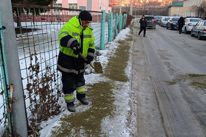 В Засечном директора обязали устранить наледь у школы