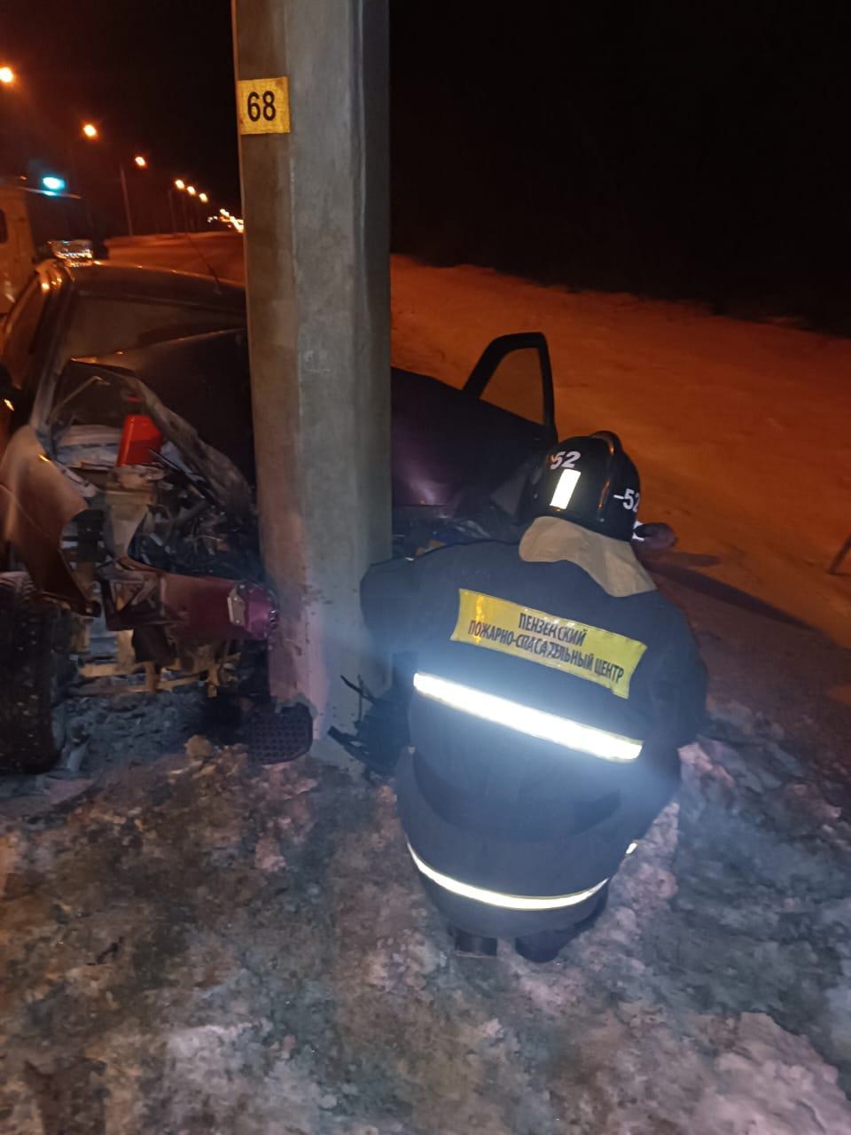 Врезавшись в столб на М5, водитель «Приоры» отказался от госпитализации