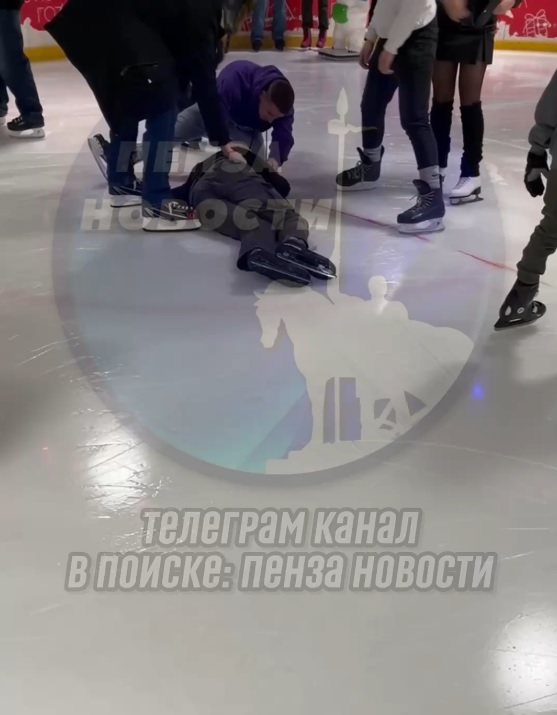 В Пензе молодой парень разбил голову, катаясь на коньках