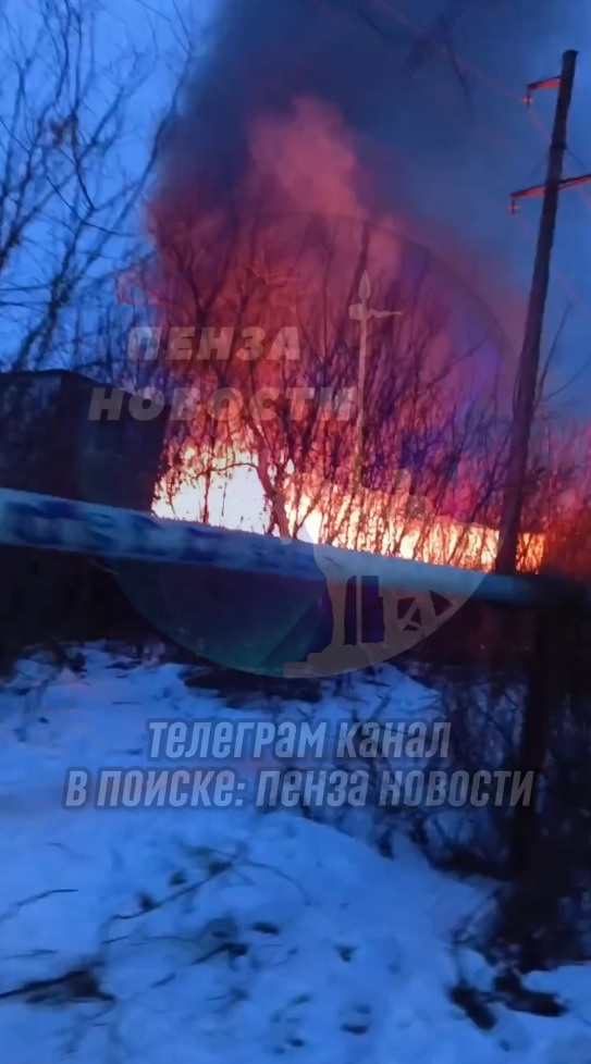 В Пензе 12 пожарных тушат огонь, бушующий в Электрическом проезде