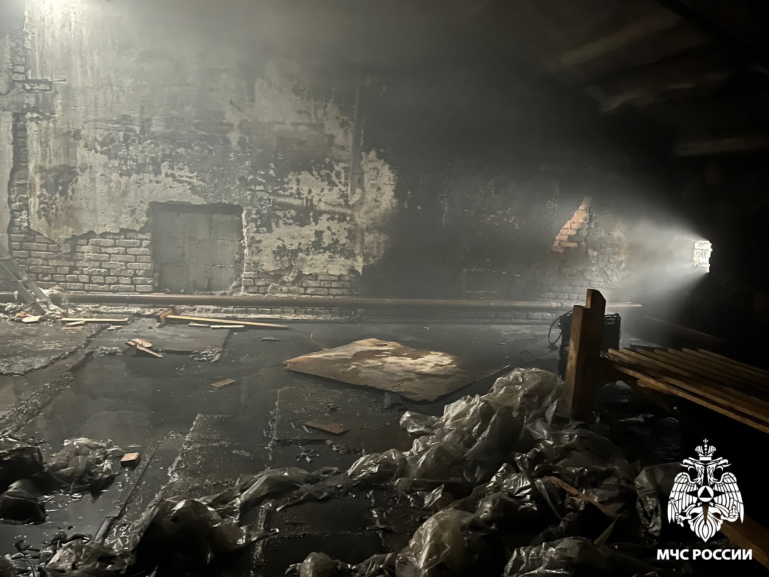 В Кузнецке пожарные ликвидировали возгорание в нежилом строении