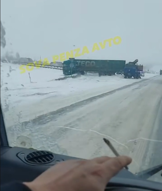 ДТП с фурой, перевёртыш и наезд на пешехода: день аварий в Пензенской области