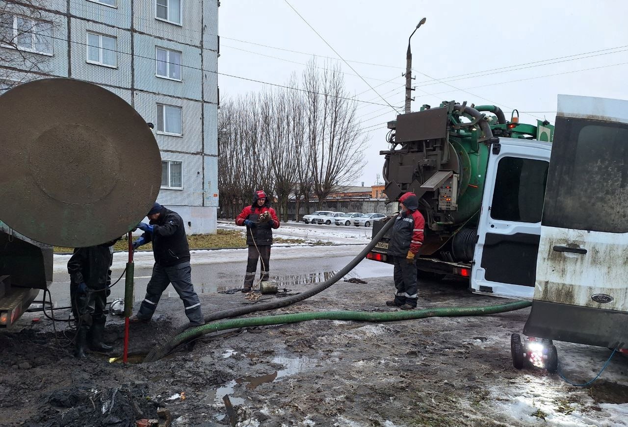В Пензе устранили засор канализационного коллектора большого диаметра