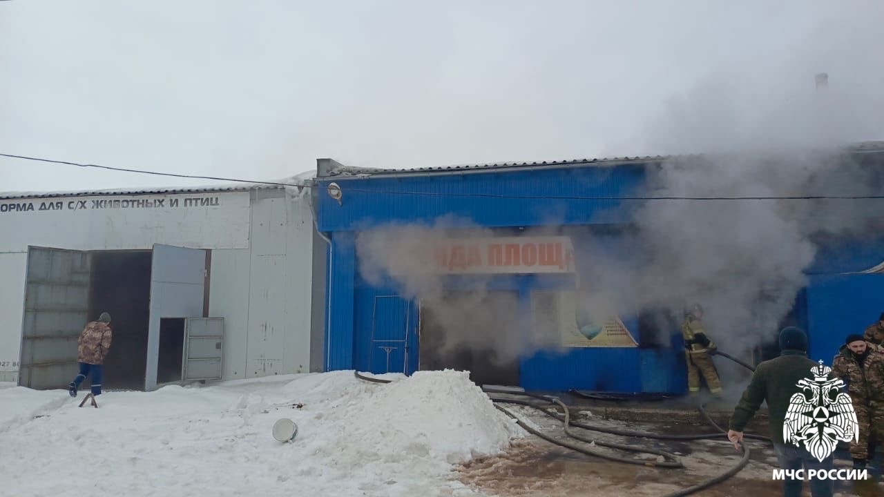 Появились новые фото с места пожара в Кузнецке на складе