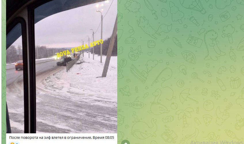 Легковой автомобиль врезался в ограждение в Пензе утром 15 января