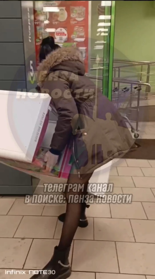 В Пензе женщина «обнесла» автомат с игрушками, перевернув его вверх дном