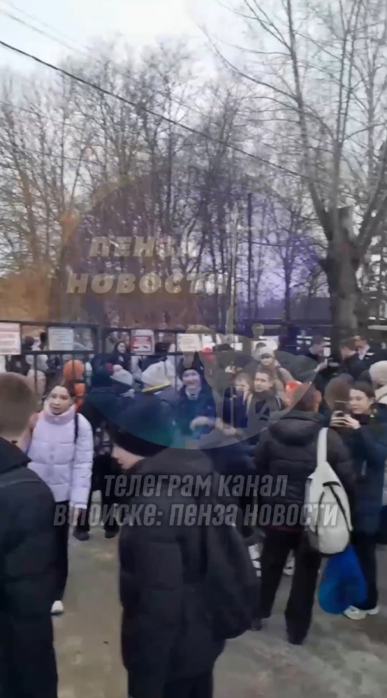 В Пензе учащихся школы №32 эвакуировали из здания на улицу