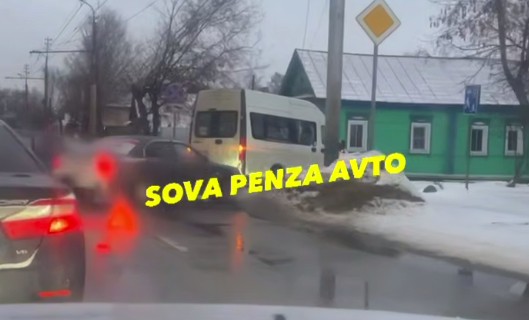 В Пензе на улице Тухачевского в ДТП попали легковушка и маршрутка