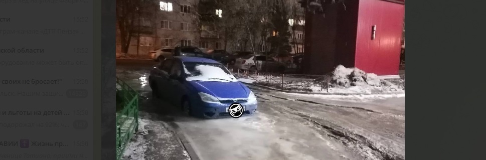 Автомобиль вмерз в лед на улице Фабричной в Пензе