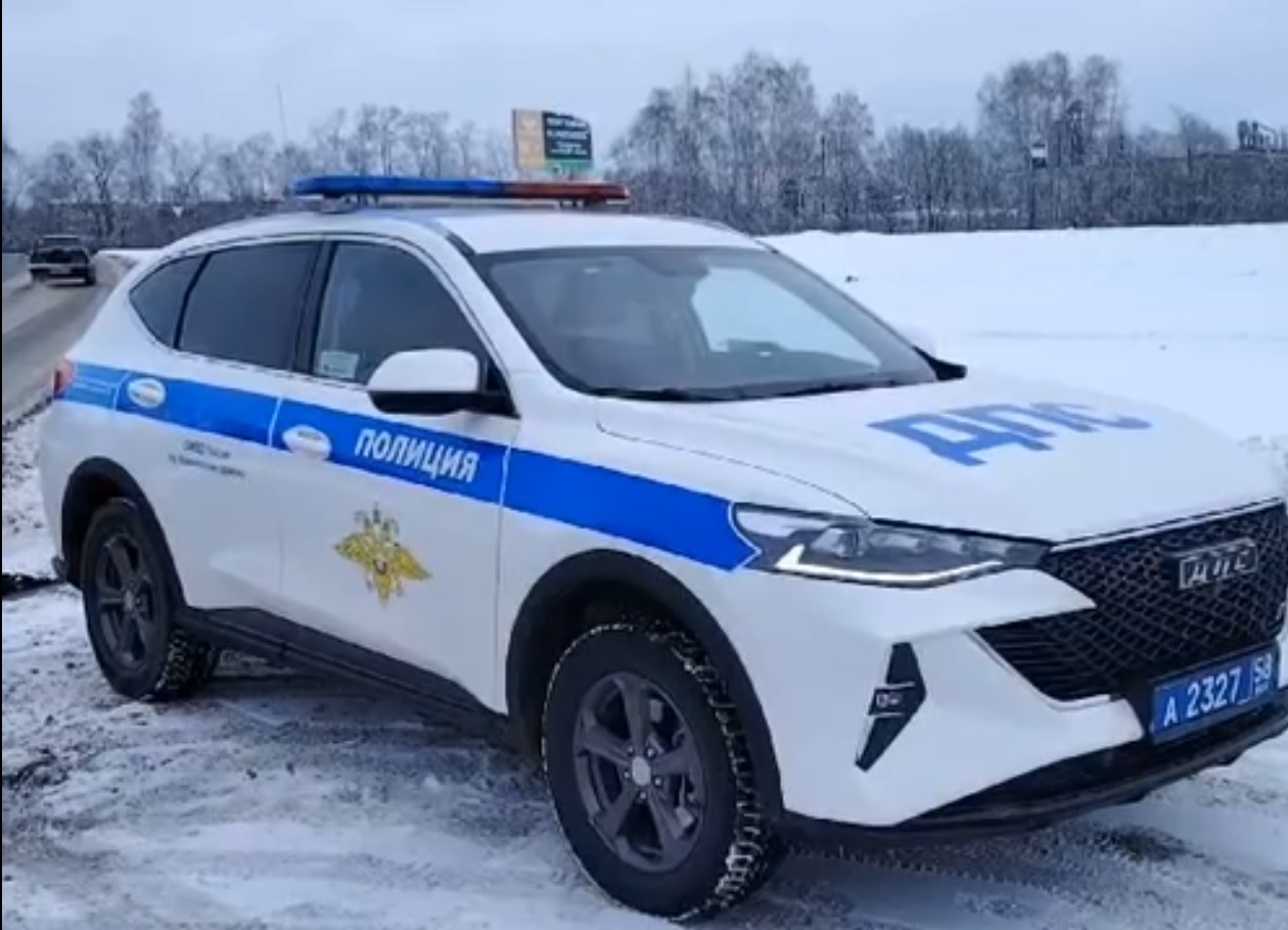 Каменские автоинспекторы вызволили водителя «Нивы» из снежного плена