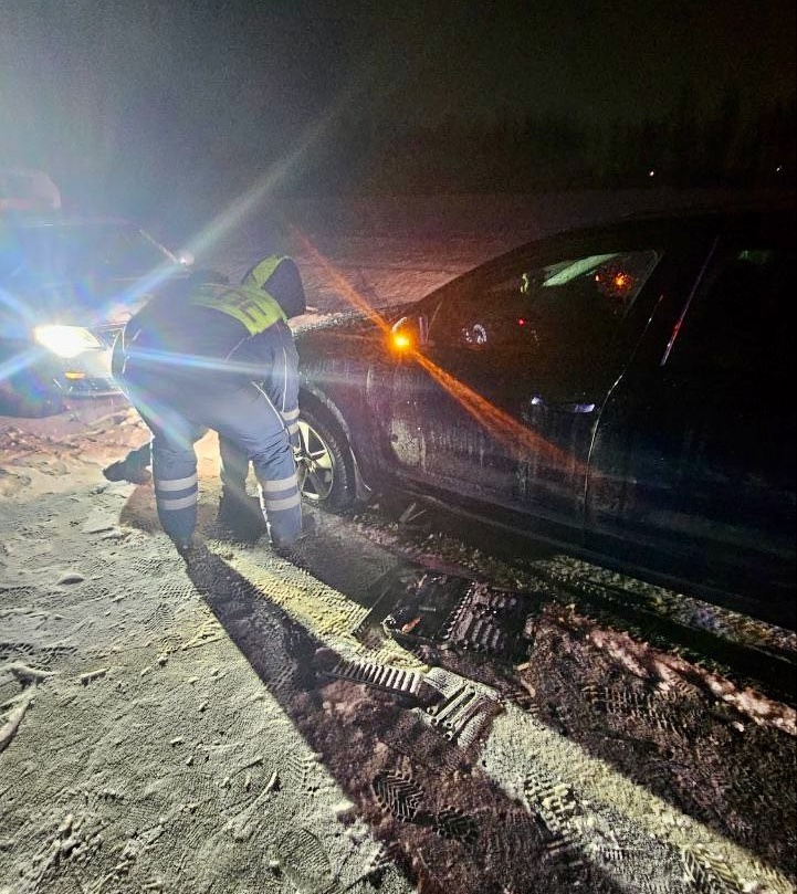 Инспекторы ДПС пришли на помощь автоледи на трассе в Иссинском районе