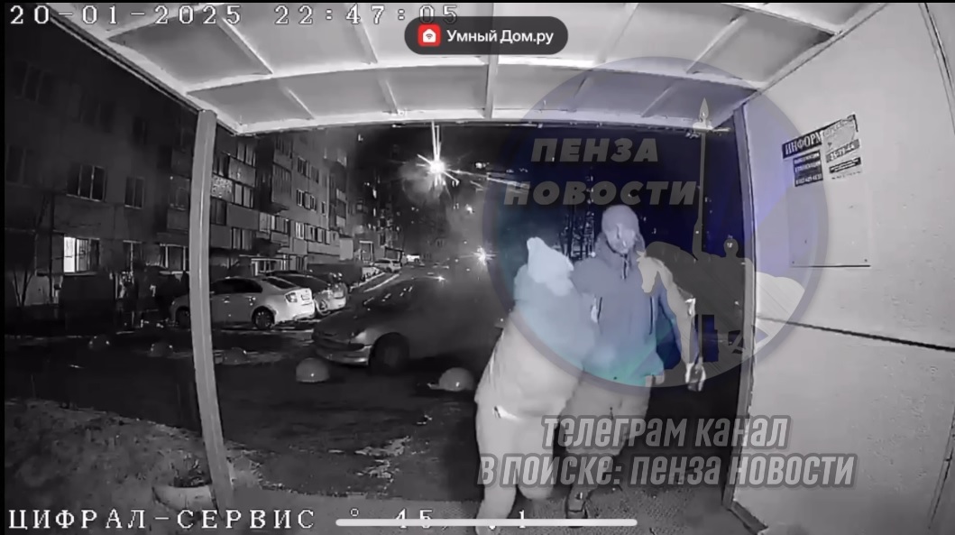 На улице Карпинского житель Пензы угрожал женщине ножом у подъезда