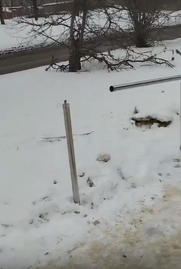 В Кузнецке решат проблему сломанных поручней на переходе через железную дорогу