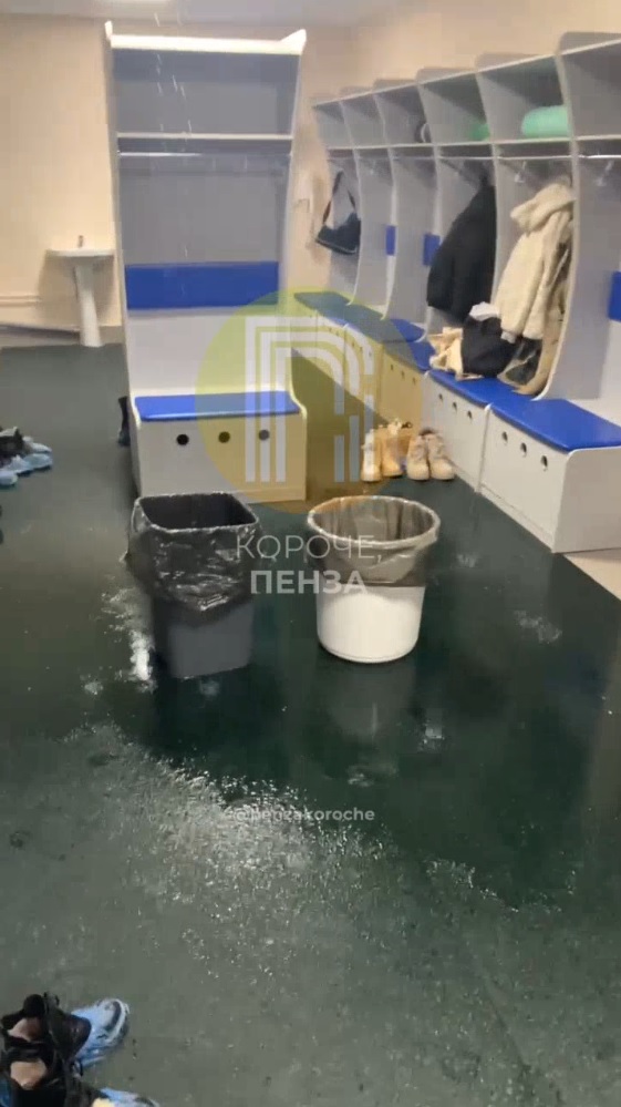 В Пензе «Хрустальный» дал течь: потоп случился в раздевалке ледового дворца