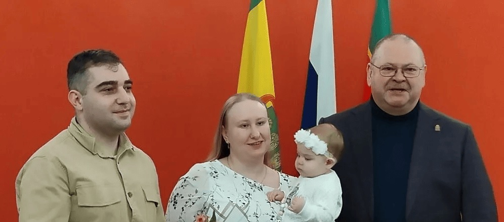 Олег Мельниченко вручил ключи от новых квартир 8 врачам из Сердобска