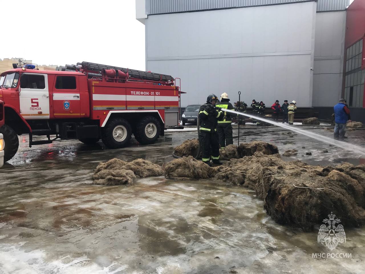 В пензенской Терновке 29 пожарных тушили тлеющую паклю